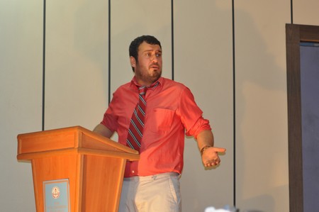 Hakkarinin Yüksekova ilçesinde Bir gurup Tiyatrocu Vanda meydana gelen depremden dolayı Van için bir araya gelip ilk tiyatro sahne perdesini Vanlılar için açtı.