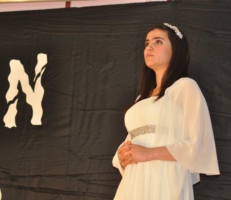 Hakkarinin Yüksekova ilçesinde Bir gurup Tiyatrocu Vanda meydana gelen depremden dolayı Van için bir araya gelip ilk tiyatro sahne perdesini Vanlılar için açtı.