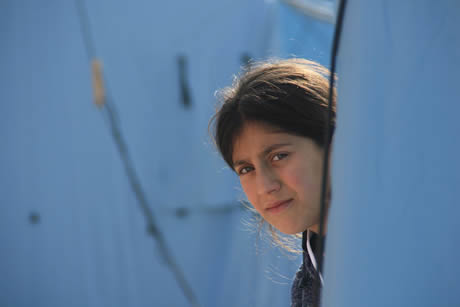 Van'da yaşanan deprem felaketi sonrasında depremzedeler kışın zorlu koşulları ile boğuşurken, kurulan çadır kentlerde kalan çocuklar ise, korku ve hüzünün işlediği bakışlarına rağmen çocuklarını yaşamaya devam ediyorlar. 