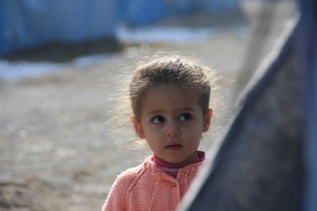 Van'da yaşanan deprem felaketi sonrasında depremzedeler kışın zorlu koşulları ile boğuşurken, kurulan çadır kentlerde kalan çocuklar ise, korku ve hüzünün işlediği bakışlarına rağmen çocuklarını yaşamaya devam ediyorlar. 