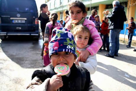 Van'da yaşanan deprem felaketi sonrasında depremzedeler kışın zorlu koşulları ile boğuşurken, kurulan çadır kentlerde kalan çocuklar ise, korku ve hüzünün işlediği bakışlarına rağmen çocuklarını yaşamaya devam ediyorlar. 