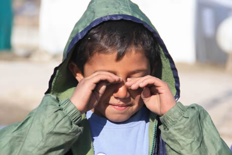 Van'da yaşanan deprem felaketi sonrasında depremzedeler kışın zorlu koşulları ile boğuşurken, kurulan çadır kentlerde kalan çocuklar ise, korku ve hüzünün işlediği bakışlarına rağmen çocuklarını yaşamaya devam ediyorlar. 
