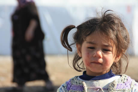 Van'da yaşanan deprem felaketi sonrasında depremzedeler kışın zorlu koşulları ile boğuşurken, kurulan çadır kentlerde kalan çocuklar ise, korku ve hüzünün işlediği bakışlarına rağmen çocuklarını yaşamaya devam ediyorlar. 