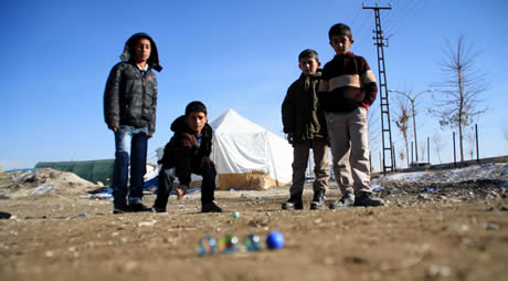 Van'da yaşanan deprem felaketi sonrasında depremzedeler kışın zorlu koşulları ile boğuşurken, kurulan çadır kentlerde kalan çocuklar ise, korku ve hüzünün işlediği bakışlarına rağmen çocuklarını yaşamaya devam ediyorlar. 