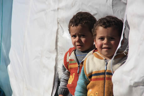 Van'da yaşanan deprem felaketi sonrasında depremzedeler kışın zorlu koşulları ile boğuşurken, kurulan çadır kentlerde kalan çocuklar ise, korku ve hüzünün işlediği bakışlarına rağmen çocuklarını yaşamaya devam ediyorlar. 
