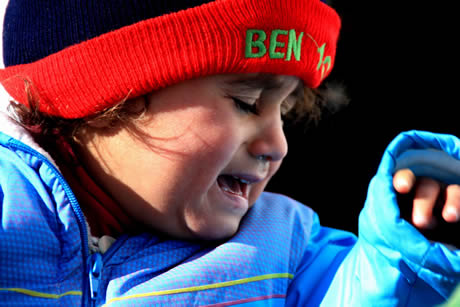 Van'da yaşanan deprem felaketi sonrasında depremzedeler kışın zorlu koşulları ile boğuşurken, kurulan çadır kentlerde kalan çocuklar ise, korku ve hüzünün işlediği bakışlarına rağmen çocuklarını yaşamaya devam ediyorlar. 