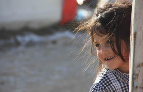 Van'da yaşanan deprem felaketi sonrasında depremzedeler kışın zorlu koşulları ile boğuşurken, kurulan çadır kentlerde kalan çocuklar ise, korku ve hüzünün işlediği bakışlarına rağmen çocuklarını yaşamaya devam ediyorlar. 