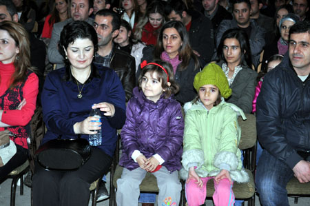 Düş Sokağı Sakinlerinin solisti Murat Yılmazyıldırım Yüksekova'da konser verdi.