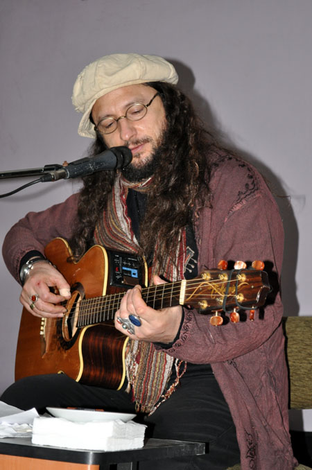 Düş Sokağı Sakinlerinin solisti Murat Yılmazyıldırım Yüksekova'da konser verdi.