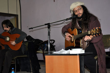 Düş Sokağı Sakinlerinin solisti Murat Yılmazyıldırım Yüksekova'da konser verdi.