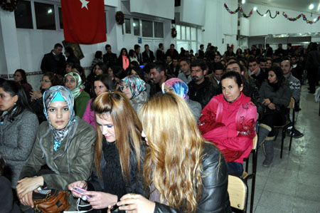 Düş Sokağı Sakinlerinin solisti Murat Yılmazyıldırım Yüksekova'da konser verdi.