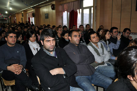 Düş Sokağı Sakinlerinin solisti Murat Yılmazyıldırım Yüksekova'da konser verdi.