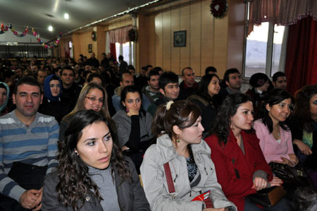 Düş Sokağı Sakinlerinin solisti Murat Yılmazyıldırım Yüksekova'da konser verdi.
