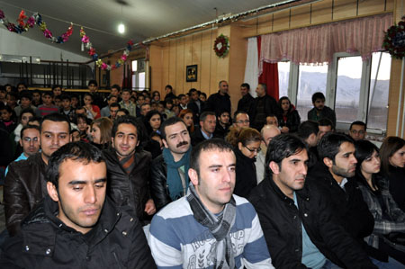 Düş Sokağı Sakinlerinin solisti Murat Yılmazyıldırım Yüksekova'da konser verdi.