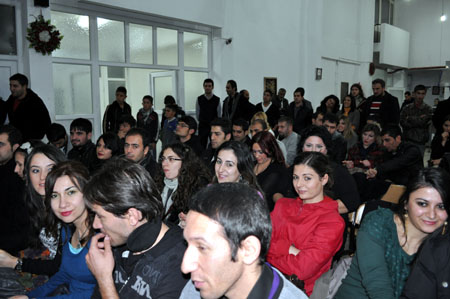 Düş Sokağı Sakinlerinin solisti Murat Yılmazyıldırım Yüksekova'da konser verdi.