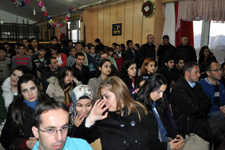 Düş Sokağı Sakinlerinin solisti Murat Yılmazyıldırım Yüksekova'da konser verdi.