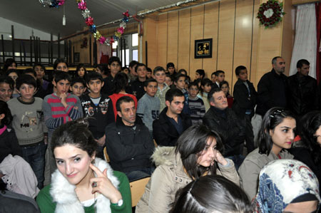 Düş Sokağı Sakinlerinin solisti Murat Yılmazyıldırım Yüksekova'da konser verdi.