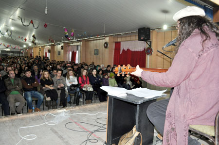 Düş Sokağı Sakinlerinin solisti Murat Yılmazyıldırım Yüksekova'da konser verdi.