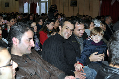 Düş Sokağı Sakinlerinin solisti Murat Yılmazyıldırım Yüksekova'da konser verdi.