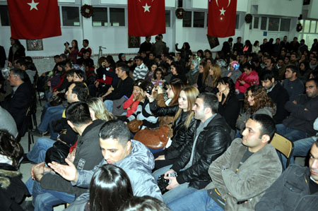 Düş Sokağı Sakinlerinin solisti Murat Yılmazyıldırım Yüksekova'da konser verdi.