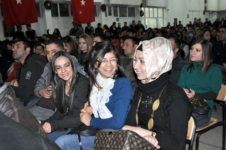 Düş Sokağı Sakinlerinin solisti Murat Yılmazyıldırım Yüksekova'da konser verdi.