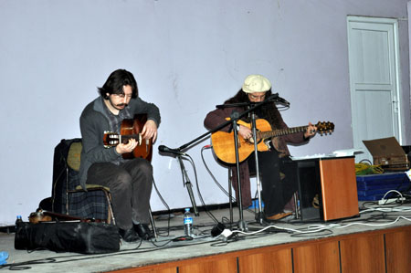 Düş Sokağı Sakinlerinin solisti Murat Yılmazyıldırım Yüksekova'da konser verdi.