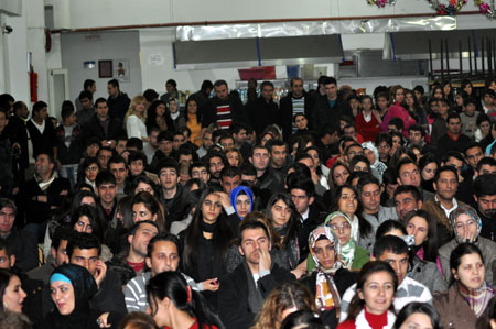 Düş Sokağı Sakinlerinin solisti Murat Yılmazyıldırım Yüksekova'da konser verdi.