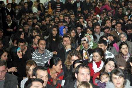 Düş Sokağı Sakinlerinin solisti Murat Yılmazyıldırım Yüksekova'da konser verdi.