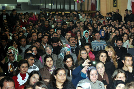 Düş Sokağı Sakinlerinin solisti Murat Yılmazyıldırım Yüksekova'da konser verdi.