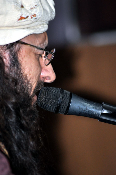 Düş Sokağı Sakinlerinin solisti Murat Yılmazyıldırım Yüksekova'da konser verdi.