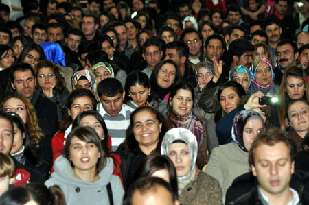 Düş Sokağı Sakinlerinin solisti Murat Yılmazyıldırım Yüksekova'da konser verdi.