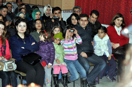 Düş Sokağı Sakinlerinin solisti Murat Yılmazyıldırım Yüksekova'da konser verdi.