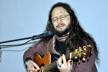 Düş Sokağı Sakinlerinin solisti Murat Yılmazyıldırım Yüksekova'da konser verdi.