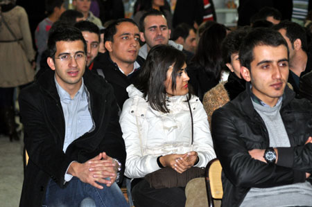 Düş Sokağı Sakinlerinin solisti Murat Yılmazyıldırım Yüksekova'da konser verdi.