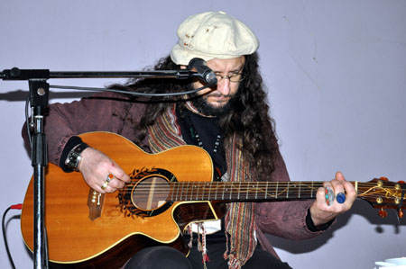 Düş Sokağı Sakinlerinin solisti Murat Yılmazyıldırım Yüksekova'da konser verdi.