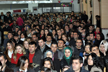 Düş Sokağı Sakinlerinin solisti Murat Yılmazyıldırım Yüksekova'da konser verdi.