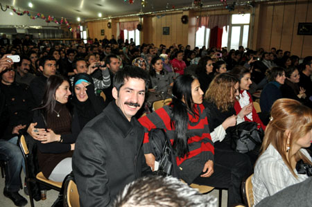 Düş Sokağı Sakinlerinin solisti Murat Yılmazyıldırım Yüksekova'da konser verdi.
