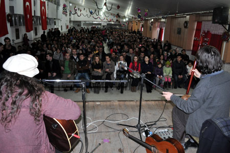 Düş Sokağı Sakinlerinin solisti Murat Yılmazyıldırım Yüksekova'da konser verdi.
