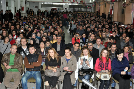 Düş Sokağı Sakinlerinin solisti Murat Yılmazyıldırım Yüksekova'da konser verdi.