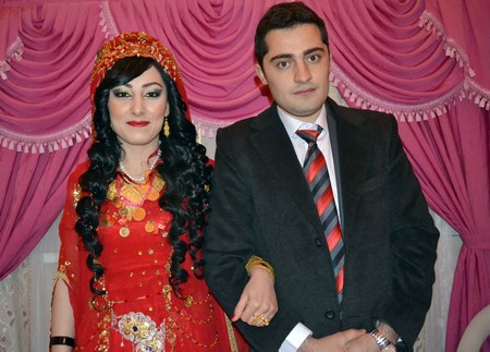 Hakkari'nin Yüksekova ilçesinde 103-04-12.2011 Aralık. Dünya evine giren bazı çiftlerimizi sizler için sayfamıza taşıdık. Yüksekova Güncel ailesi olarak tüm çiftlerimize mutluluklar dileriz.