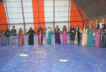 Hakkari'nin Yüksekova ilçesinde 103-04-12.2011 Aralık. Dünya evine giren bazı çiftlerimizi sizler için sayfamıza taşıdık. Yüksekova Güncel ailesi olarak tüm çiftlerimize mutluluklar dileriz.