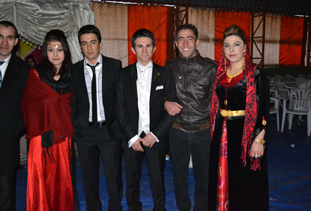 Hakkari'nin Yüksekova ilçesinde 103-04-12.2011 Aralık. Dünya evine giren bazı çiftlerimizi sizler için sayfamıza taşıdık. Yüksekova Güncel ailesi olarak tüm çiftlerimize mutluluklar dileriz.