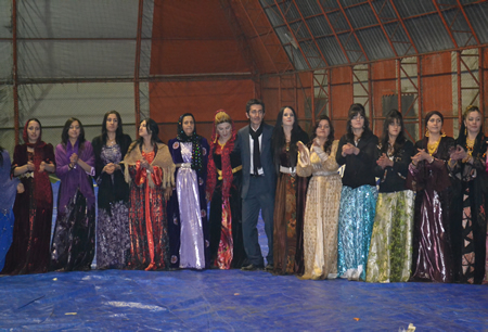 Hakkari'nin Yüksekova ilçesinde 103-04-12.2011 Aralık. Dünya evine giren bazı çiftlerimizi sizler için sayfamıza taşıdık. Yüksekova Güncel ailesi olarak tüm çiftlerimize mutluluklar dileriz.