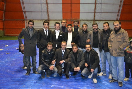 Hakkari'nin Yüksekova ilçesinde 103-04-12.2011 Aralık. Dünya evine giren bazı çiftlerimizi sizler için sayfamıza taşıdık. Yüksekova Güncel ailesi olarak tüm çiftlerimize mutluluklar dileriz.