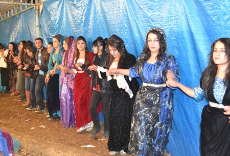 Hakkari'nin Yüksekova ilçesinde 103-04-12.2011 Aralık. Dünya evine giren bazı çiftlerimizi sizler için sayfamıza taşıdık. Yüksekova Güncel ailesi olarak tüm çiftlerimize mutluluklar dileriz.