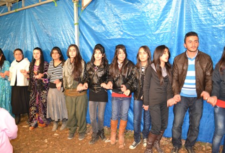 Hakkari'nin Yüksekova ilçesinde 103-04-12.2011 Aralık. Dünya evine giren bazı çiftlerimizi sizler için sayfamıza taşıdık. Yüksekova Güncel ailesi olarak tüm çiftlerimize mutluluklar dileriz.