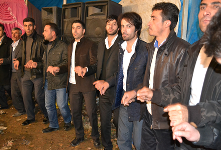 Hakkari'nin Yüksekova ilçesinde 103-04-12.2011 Aralık. Dünya evine giren bazı çiftlerimizi sizler için sayfamıza taşıdık. Yüksekova Güncel ailesi olarak tüm çiftlerimize mutluluklar dileriz.