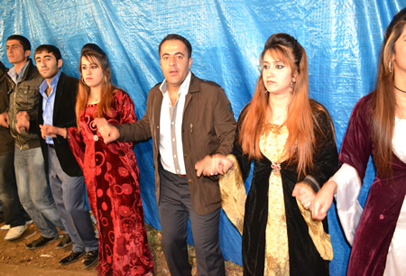 Hakkari'nin Yüksekova ilçesinde 103-04-12.2011 Aralık. Dünya evine giren bazı çiftlerimizi sizler için sayfamıza taşıdık. Yüksekova Güncel ailesi olarak tüm çiftlerimize mutluluklar dileriz.