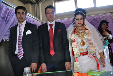 Hakkari'nin Yüksekova ilçesinde 103-04-12.2011 Aralık. Dünya evine giren bazı çiftlerimizi sizler için sayfamıza taşıdık. Yüksekova Güncel ailesi olarak tüm çiftlerimize mutluluklar dileriz.