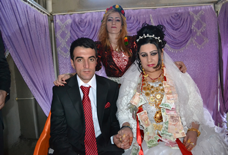 Hakkari'nin Yüksekova ilçesinde 103-04-12.2011 Aralık. Dünya evine giren bazı çiftlerimizi sizler için sayfamıza taşıdık. Yüksekova Güncel ailesi olarak tüm çiftlerimize mutluluklar dileriz.